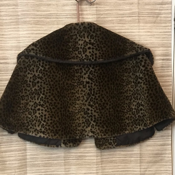 SOLD: VINTAGE fully-lined faux fur cape/shrug - Picture 3 of 4